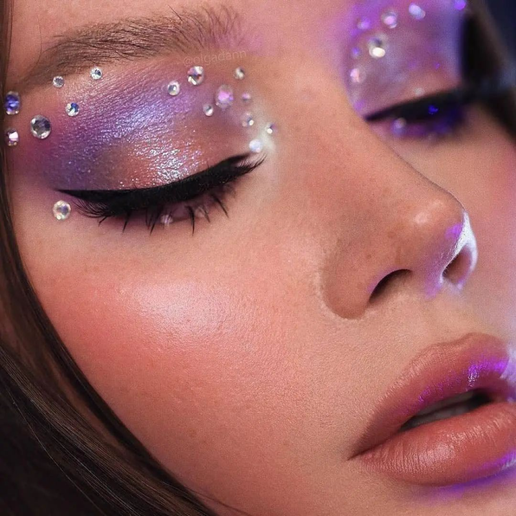 Креативный макияж со стразами
