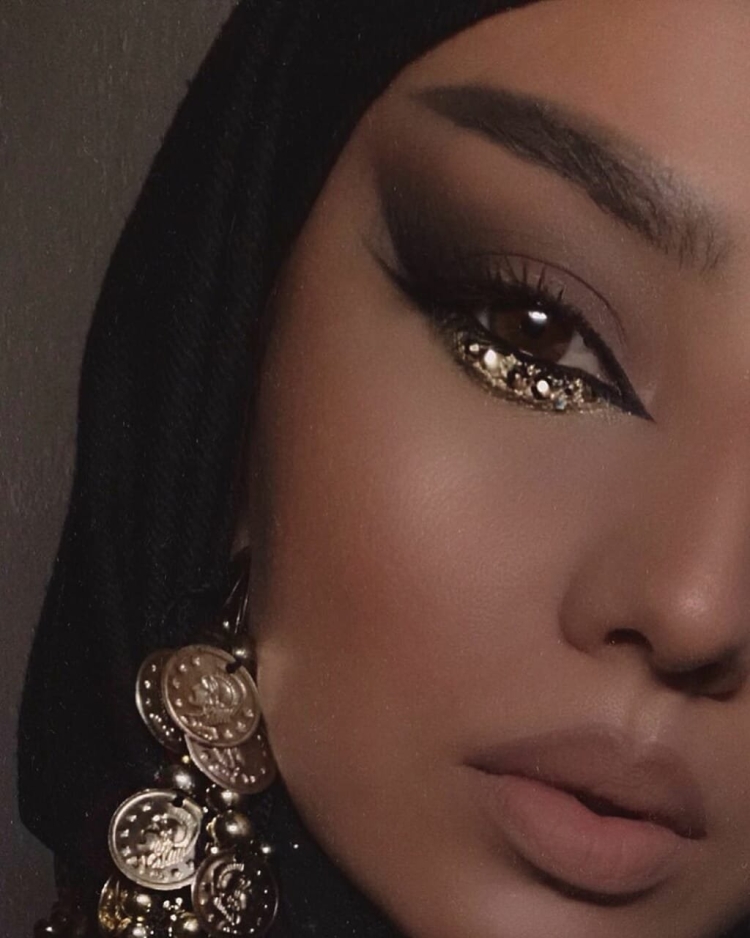 Восточный макияж со стразами