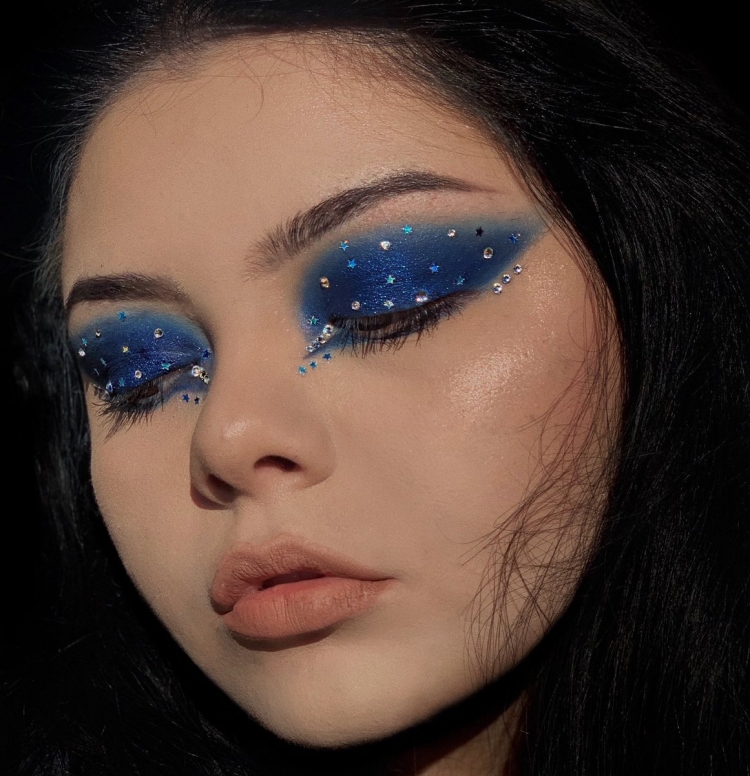 Макияж со стразами