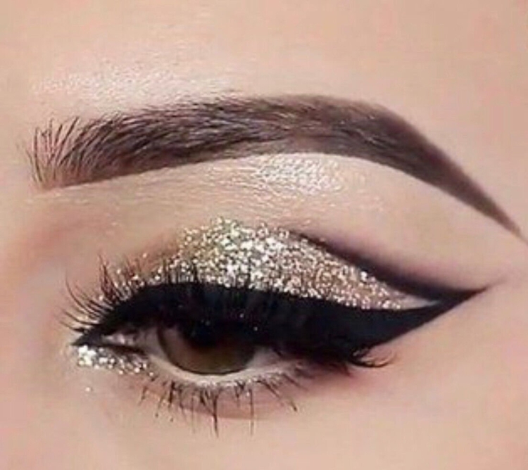 Макияж с серебряными блестками