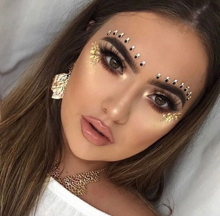 Макияж с красными стразами