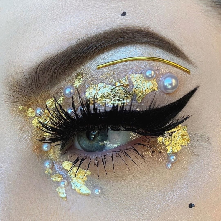 Макияж со стразами на глазах