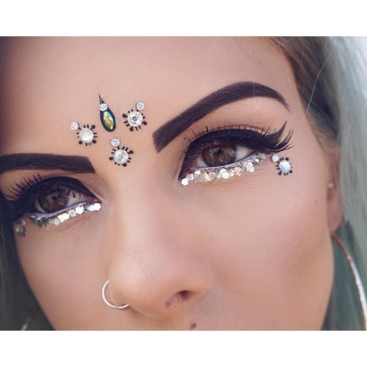 Грим со стразами и стрелкой