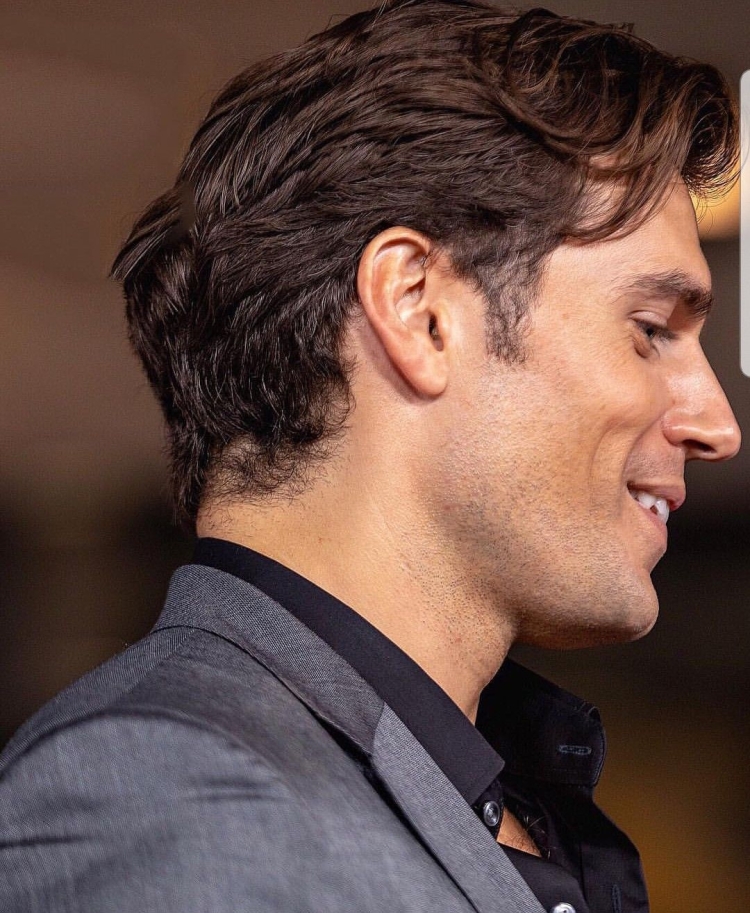 Генри Кавилл с боку