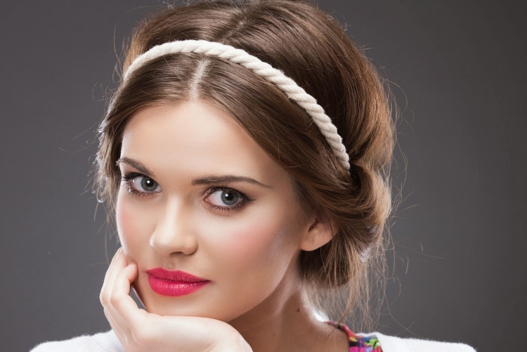Прическа с ободком