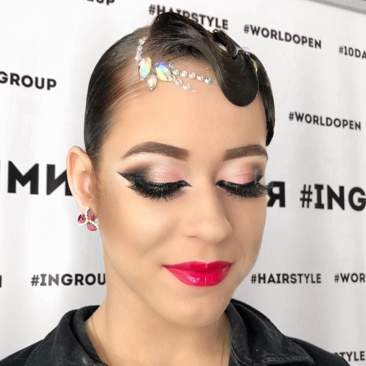 Сценический макияж для певицы