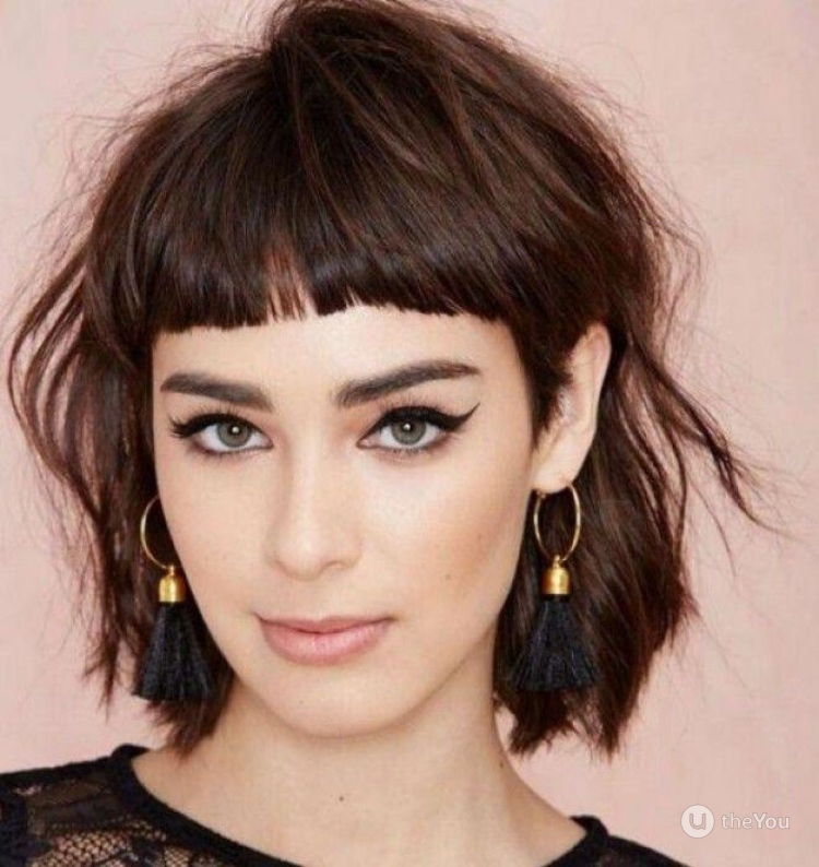 Короткая прямая челка с длинными волосами