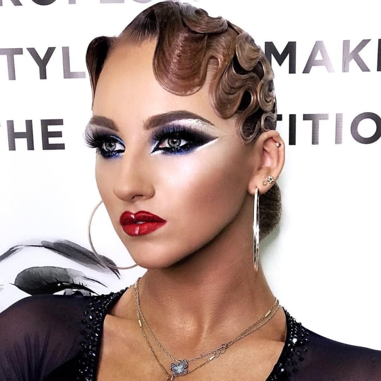 Стильный сценический макияж