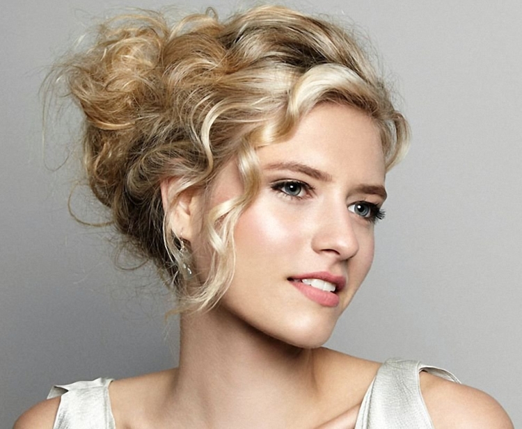 Прически на вьющиеся волосы