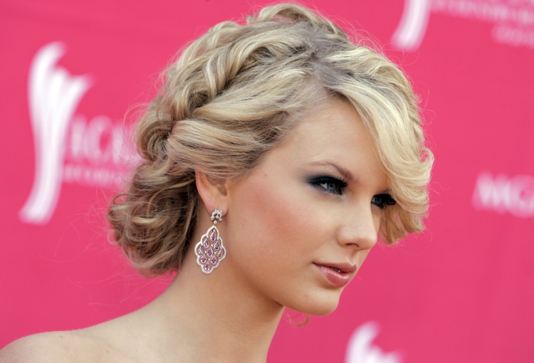 Праздничные прически на средние волосы