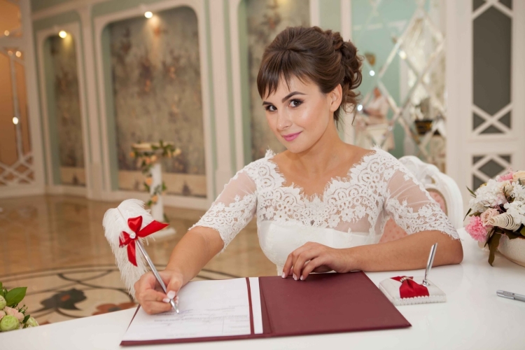 Прическа на регистрацию брака