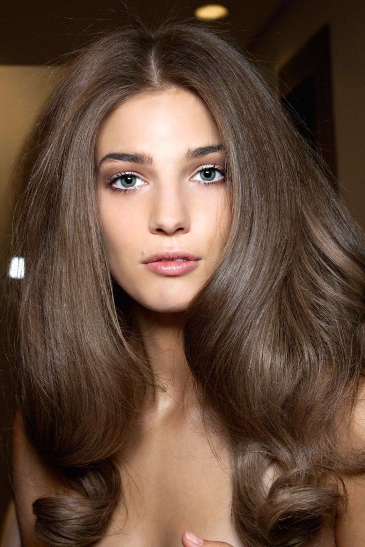 Каштановый цветтволос