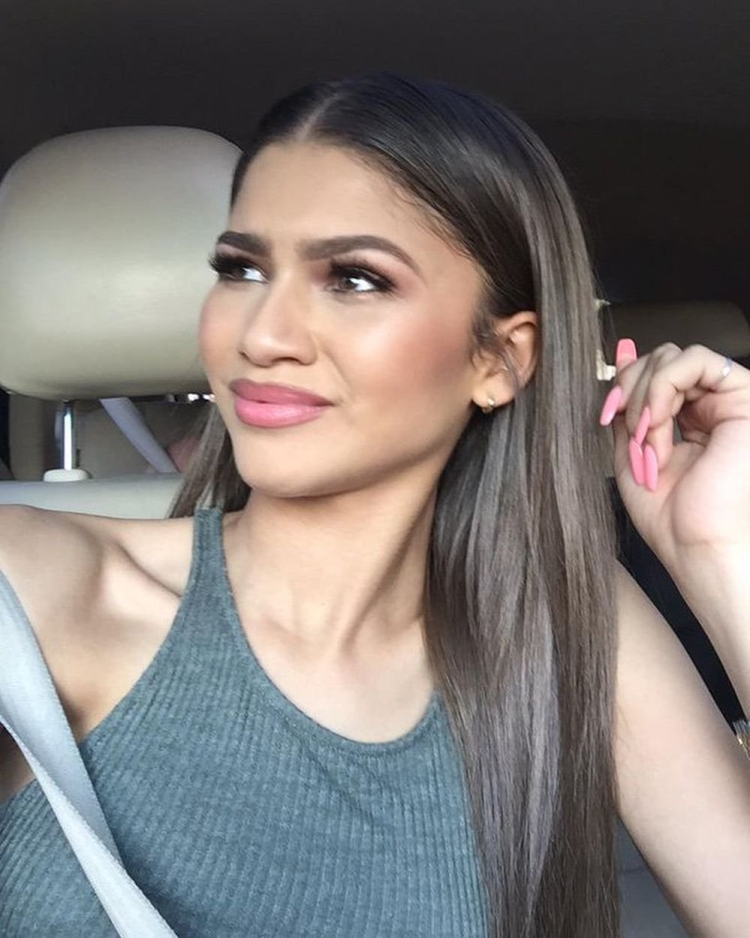 Зендая с пепельными волосами