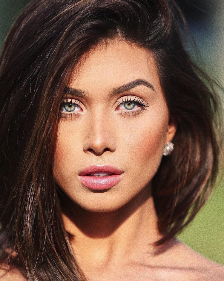 Каре-зеленые глаза