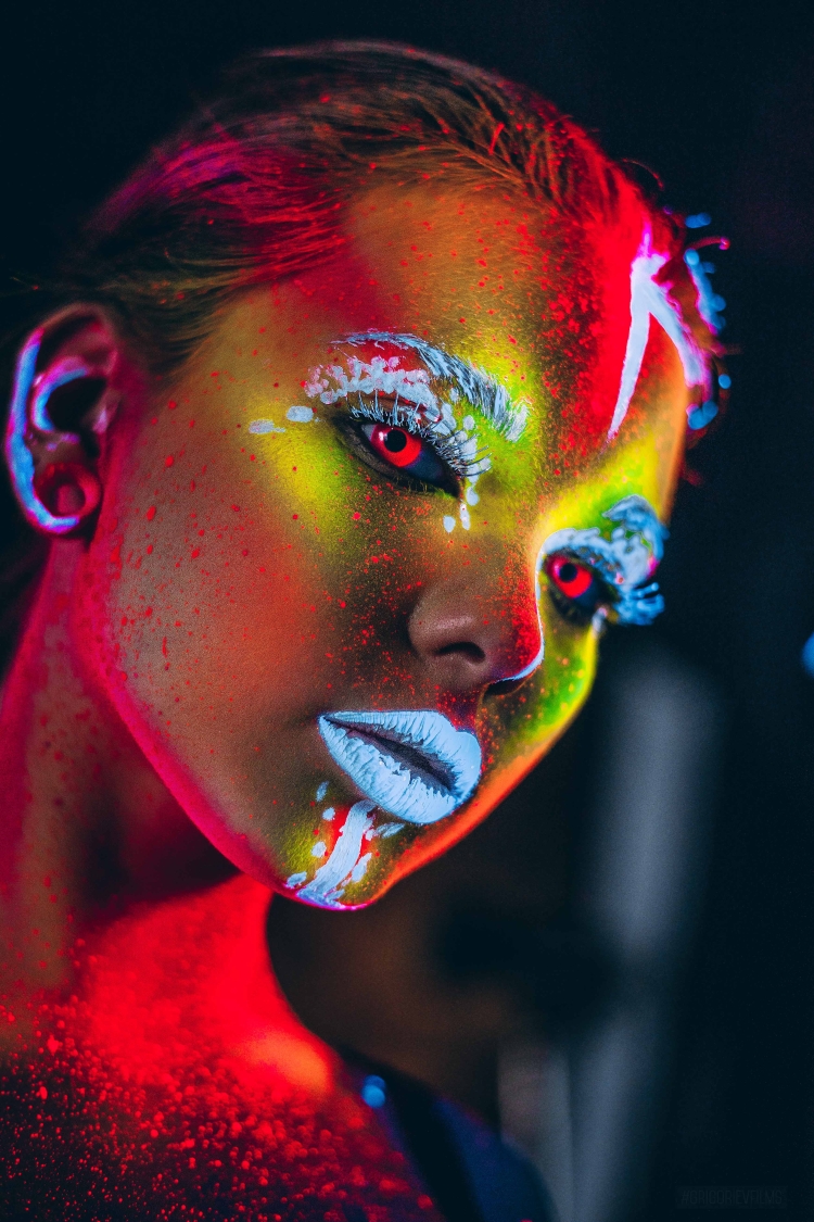 Необычный неоновый макияж