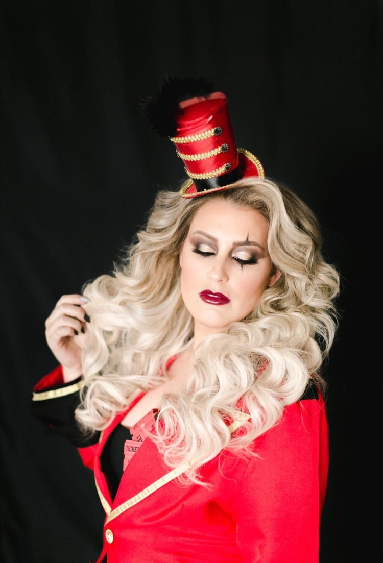 Девушка шоумен