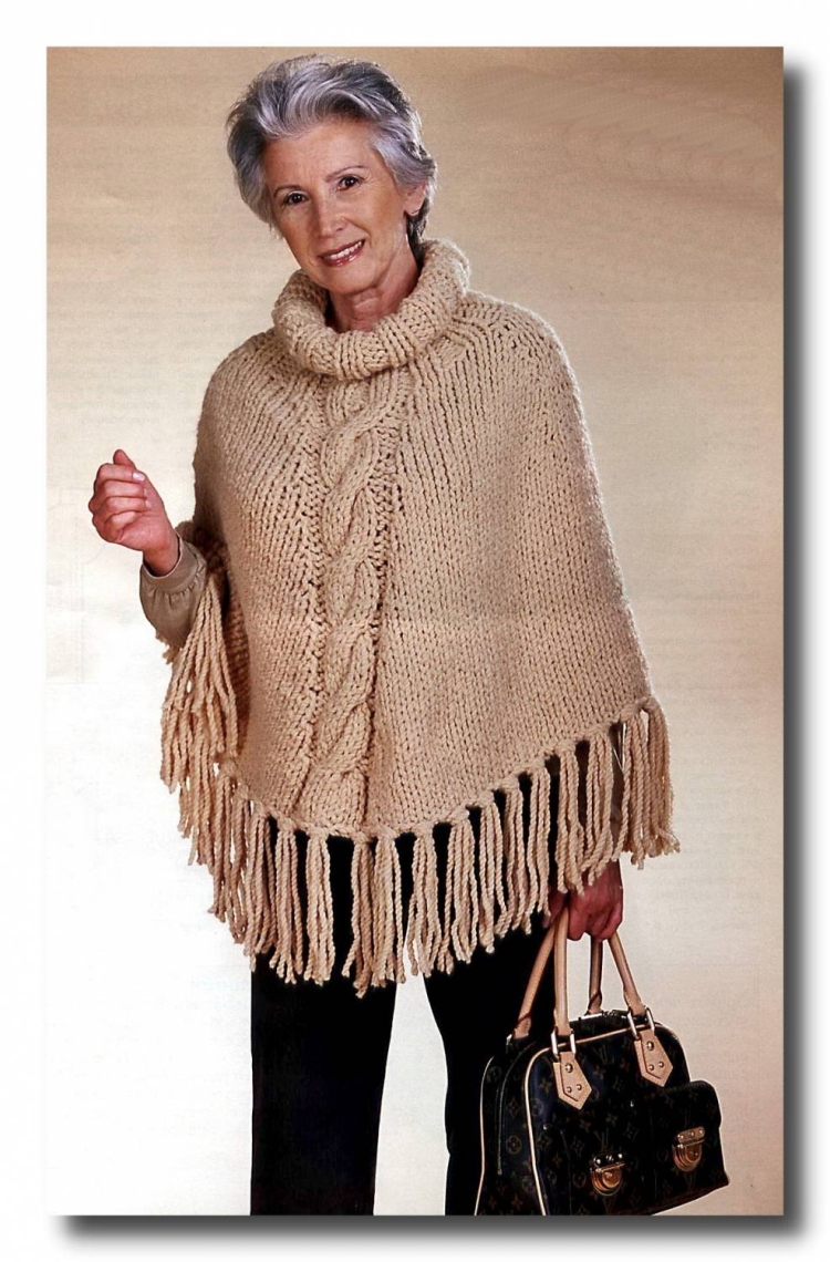 Бежевое вязаное пончо