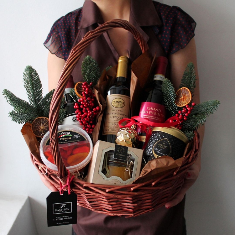 Корзина Новогодняя подарочная с вином