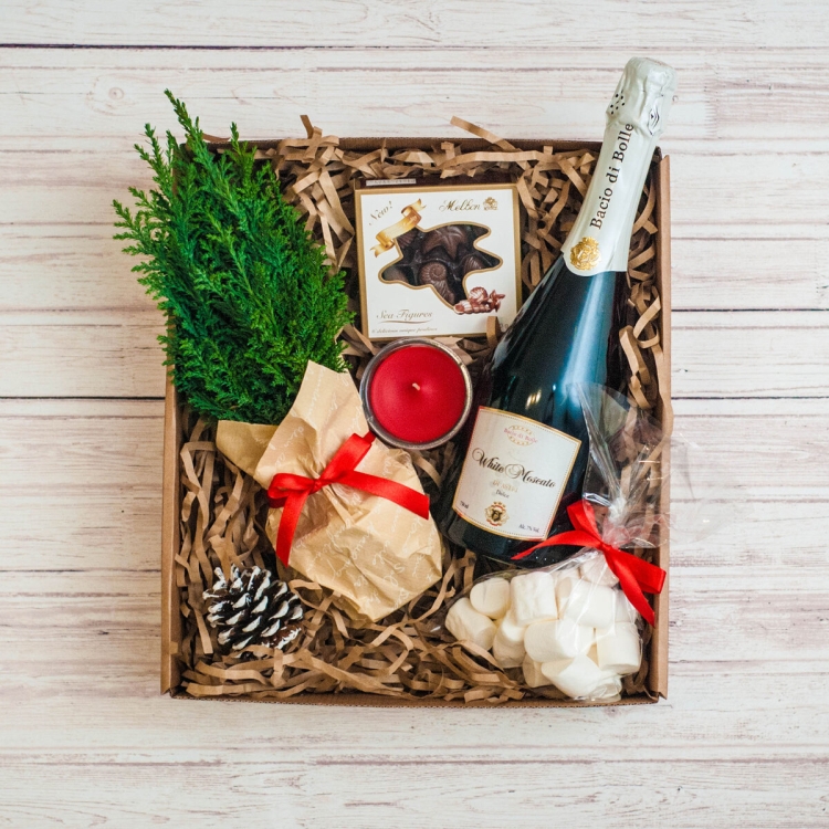 Новогодние наборы в деревянных коробках