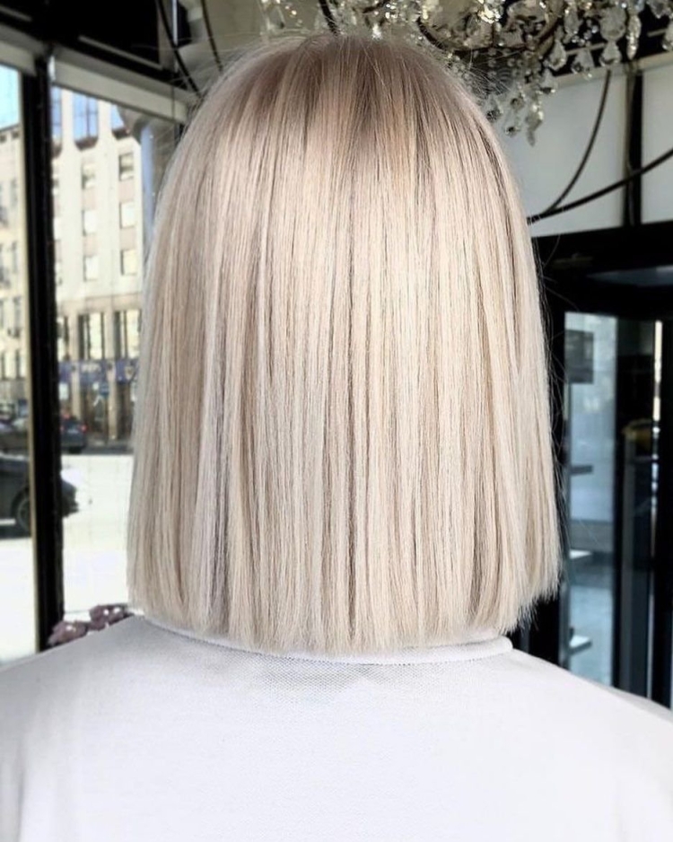 Прямой срез волос блонд