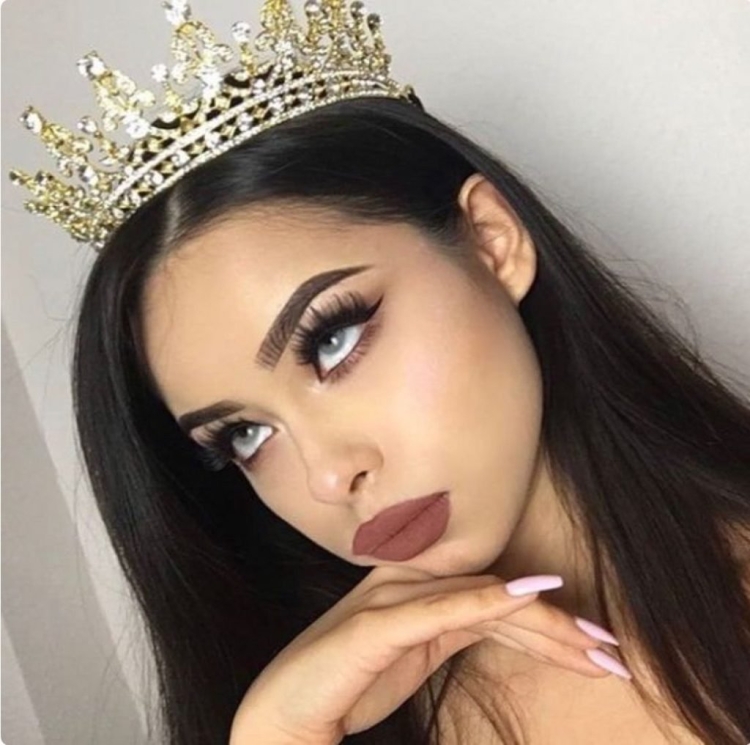 Красивая девушка в короне