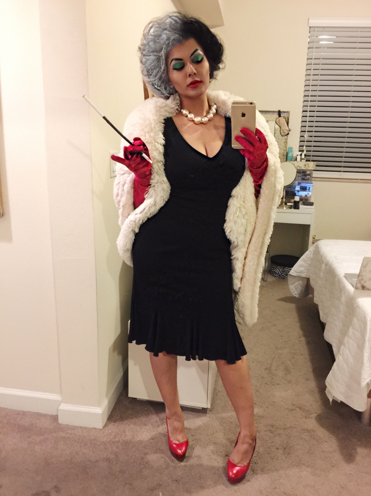 Круэлла Девиль костюм на Хэллоуин