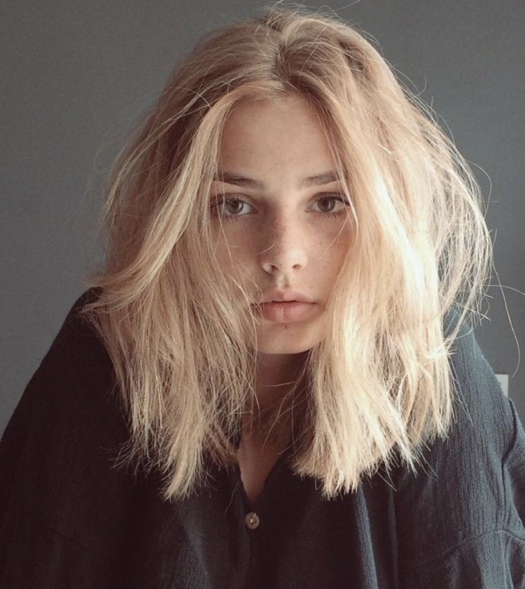 Девушка со светлыми волосами