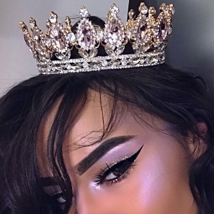 Девушка в короне