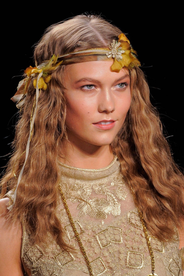 Прическа в стиле хиппи на средние волосы