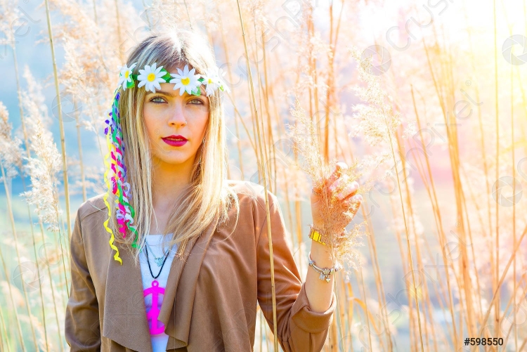 Парик девушки хиппи с бусами