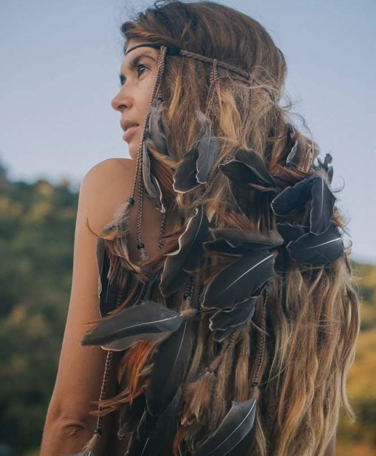Перья в волосах стиль хиппи