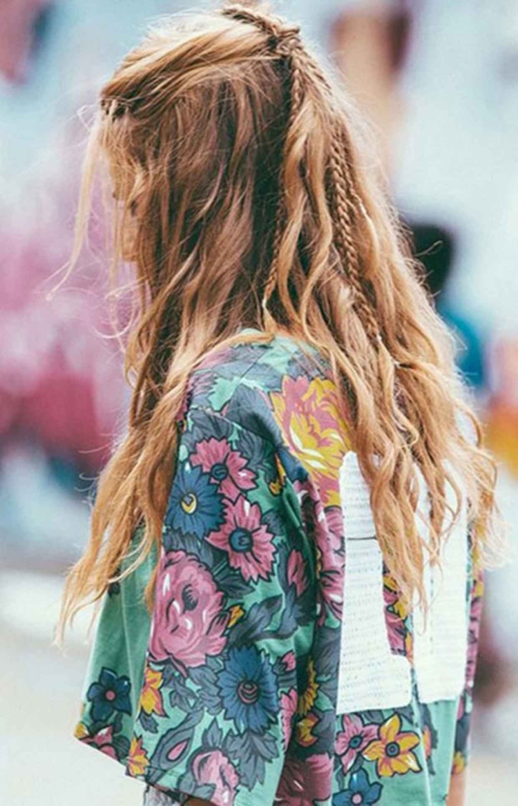 Хиппи с длинными волосами