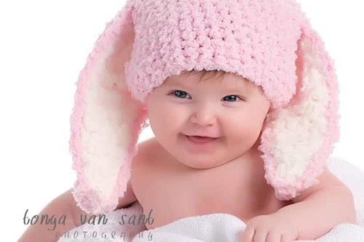 Вязаная шапка с ушками зайца