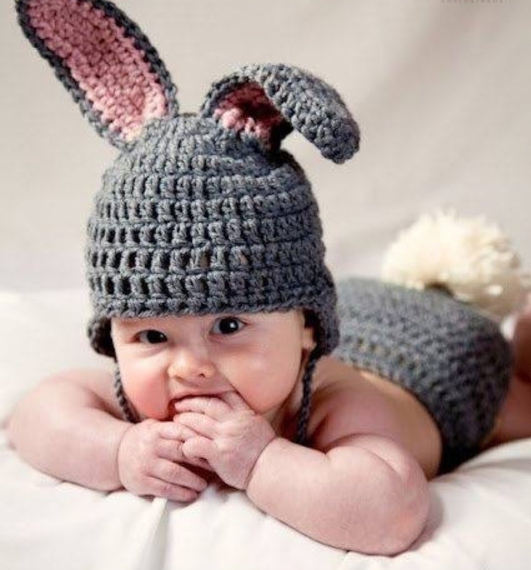 Шапка с ушками зайчика вязаная