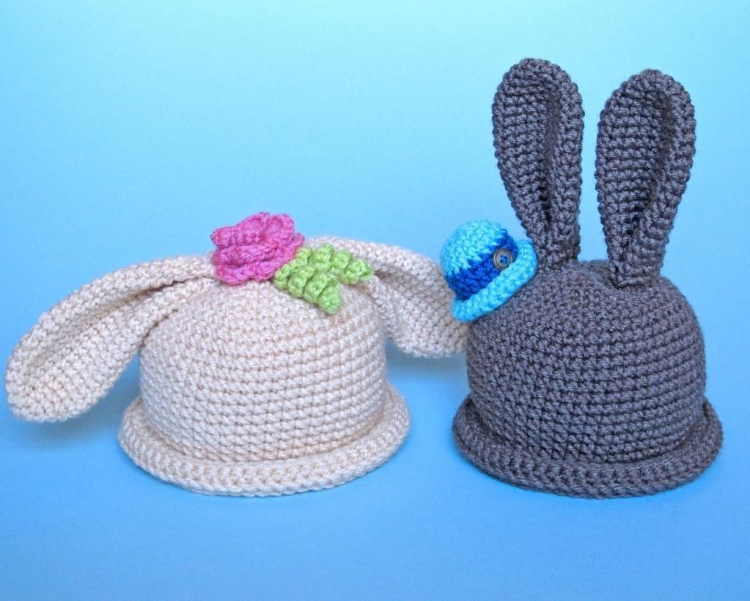 Шапка с заячьими ушами вязаный