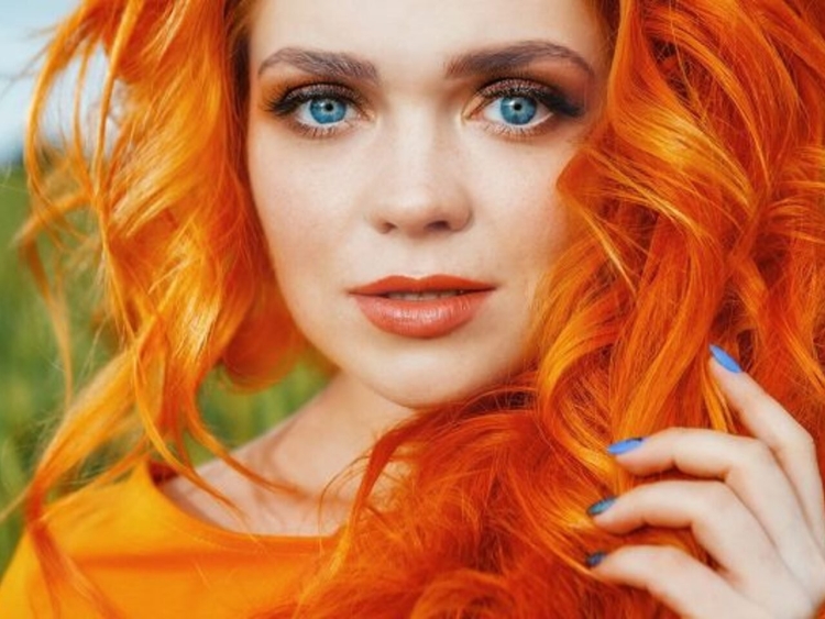 Ярко рыжие волосы