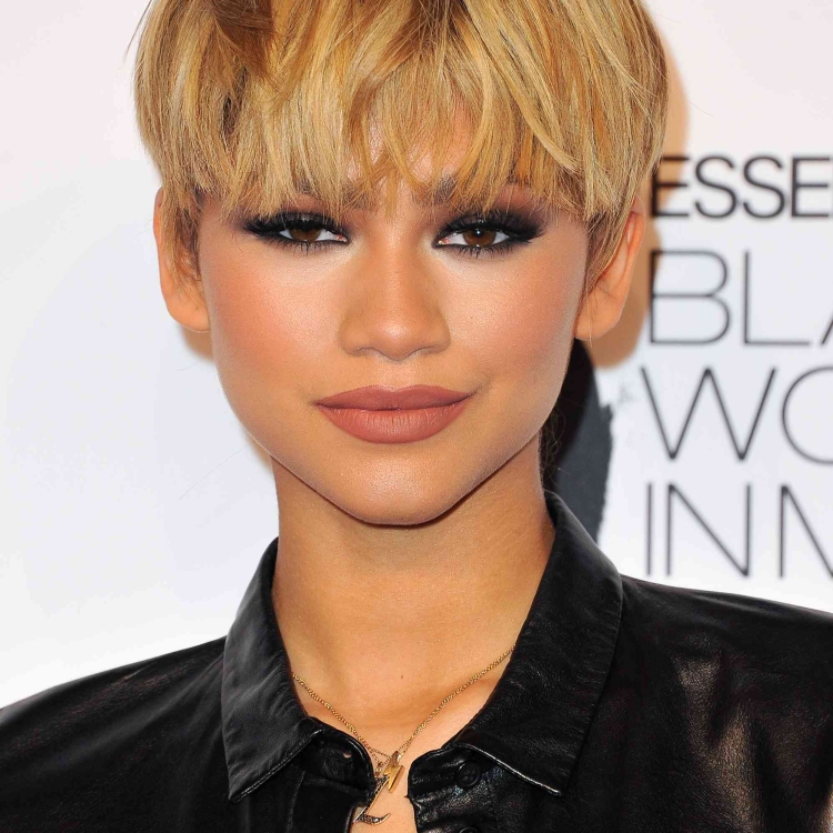 Чёлка рваная удлиненная