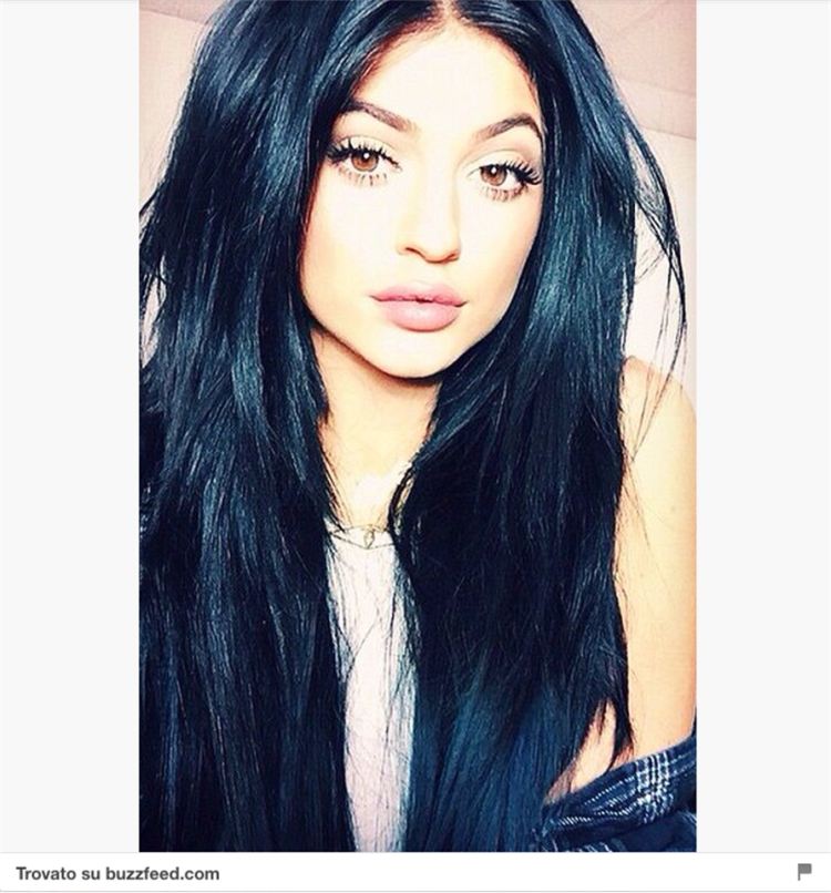 Кайли Дженнер с черными волосами