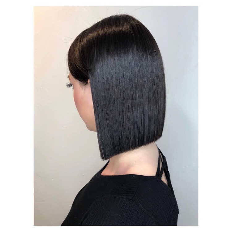 Каре иссиня черного цвета