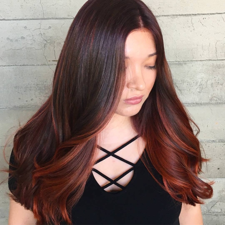 Рыжие пряди на темных волосах