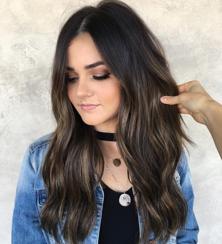 Белые пряди на темных волосах