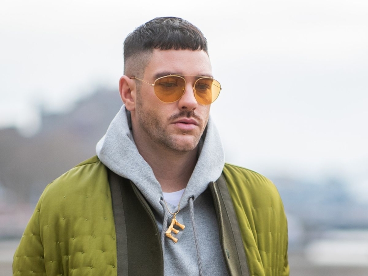 Цезарь причёска с очками