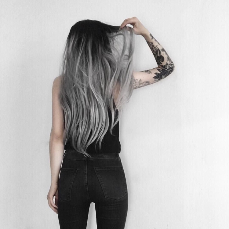 Девушка с серыми волосами