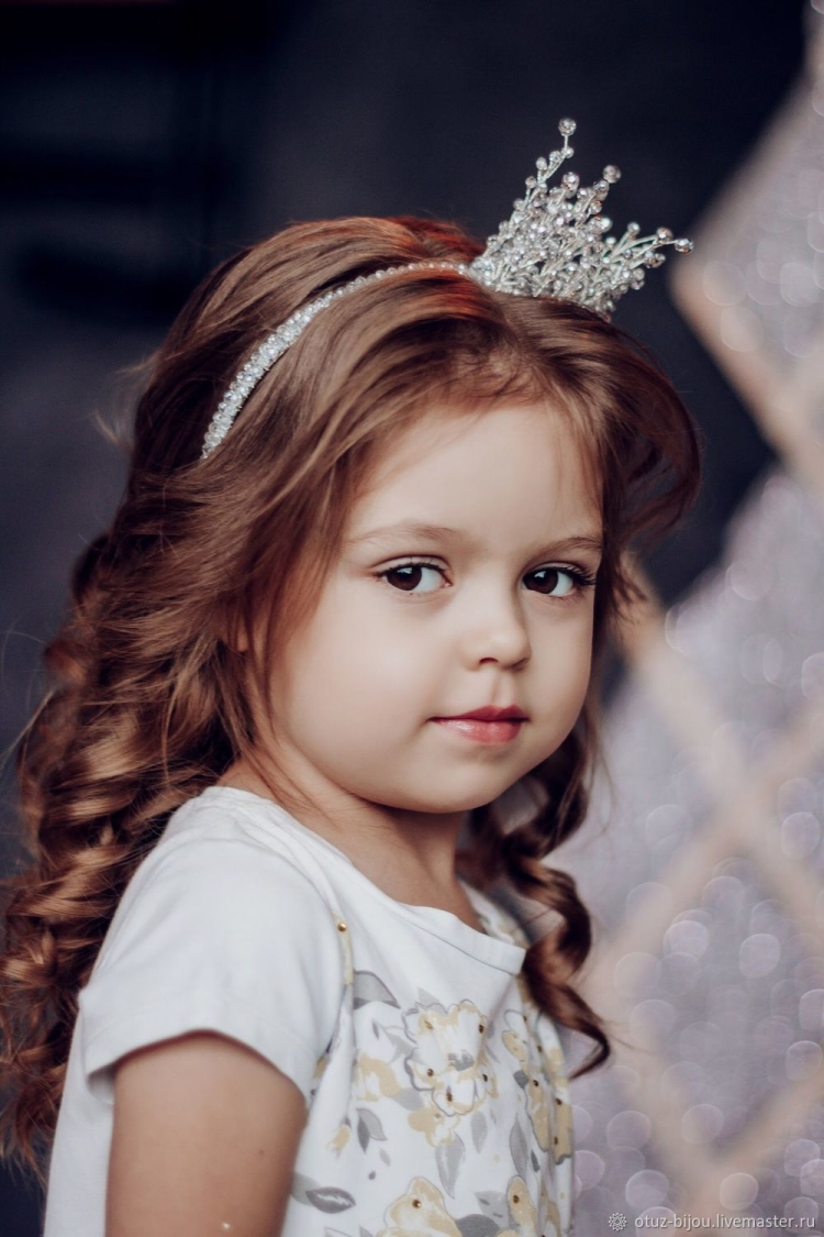 Прическа с короной для девочки