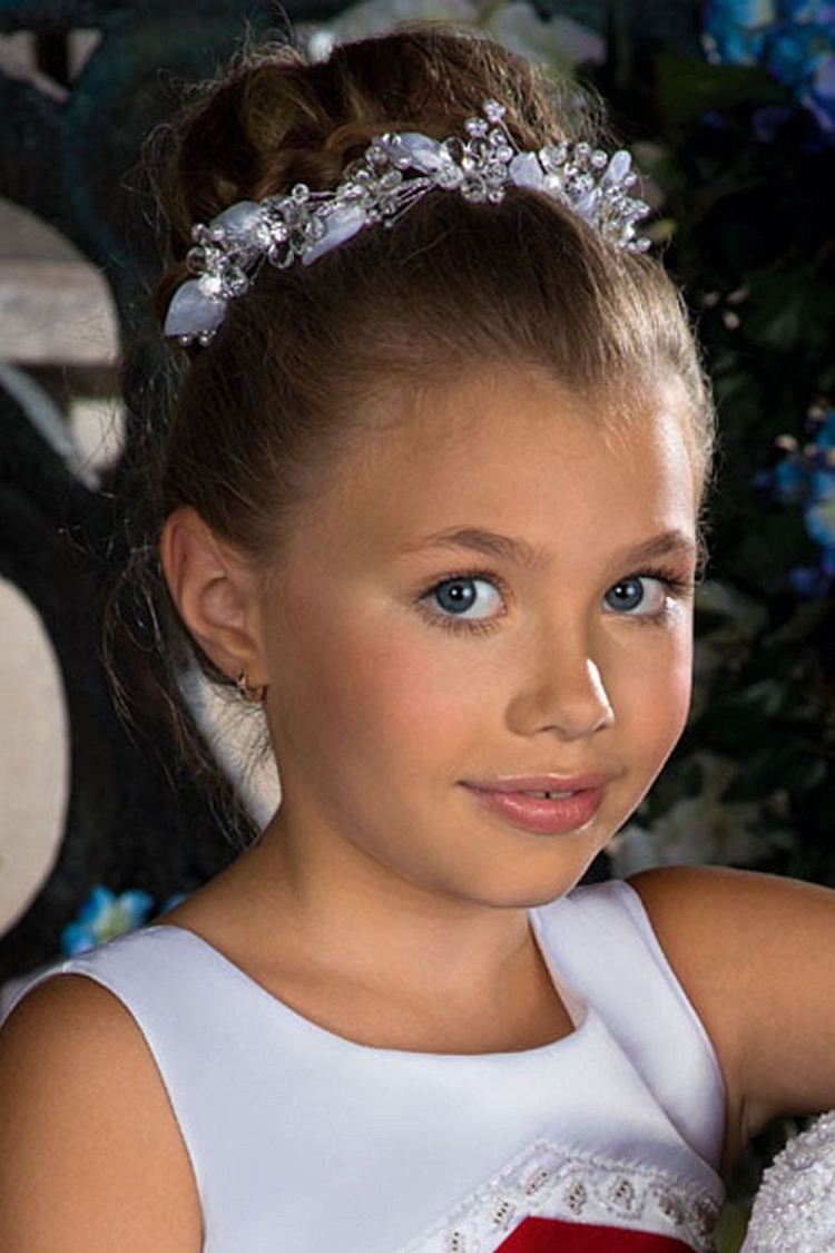 Прическа на выпускной в детский сад с ободком