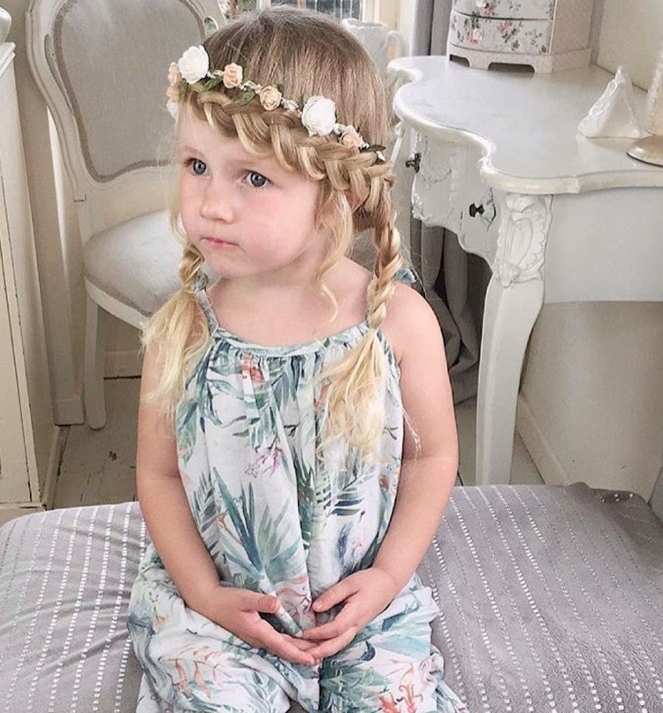 Прическа под ободок для девочки