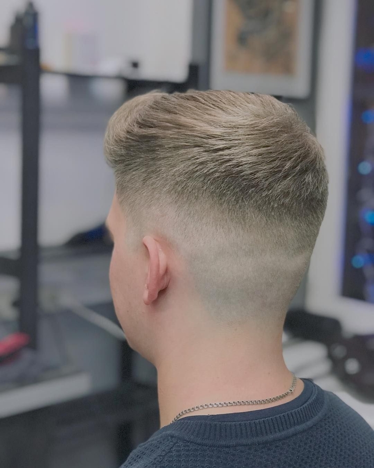 Модельная стрижка мужская сзади