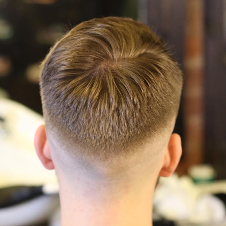 Модельная стрижка мужская сзади