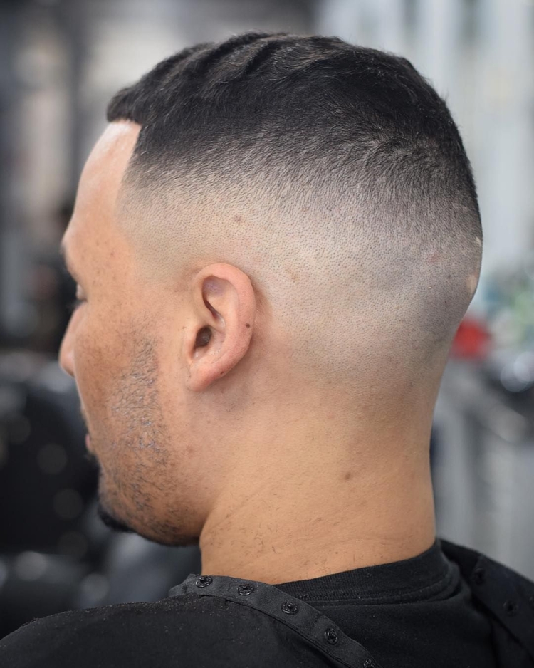 Мужская стрижка с бритым затылком