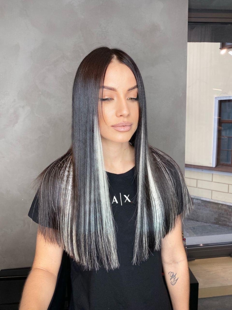 Белые пряди на черных волосах фото